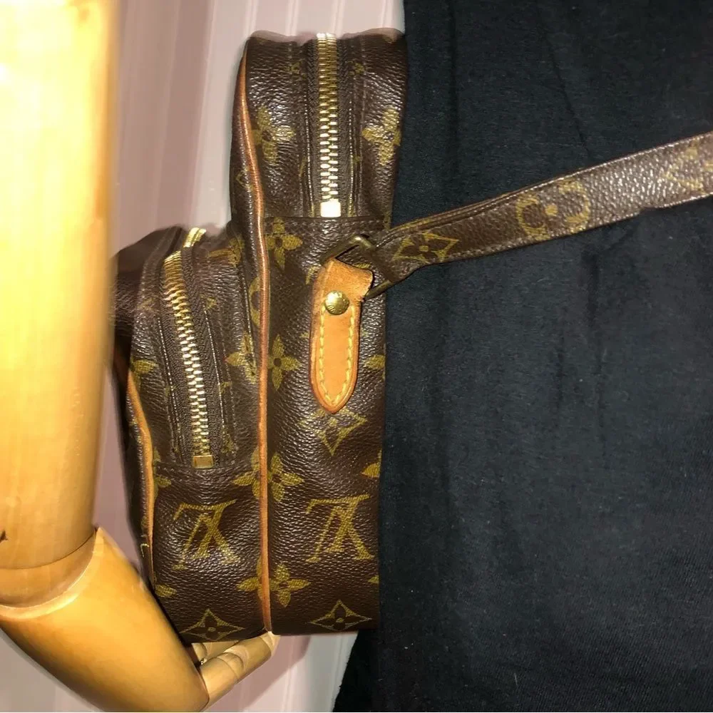 LOUIS VUITTON LV Amazon Monogram Messenger Crossbody Bag Authentic TH0974